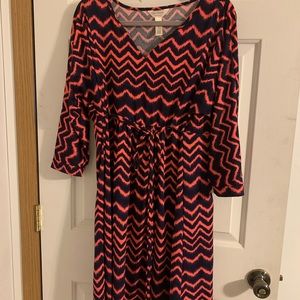 Super cute maternity dress.